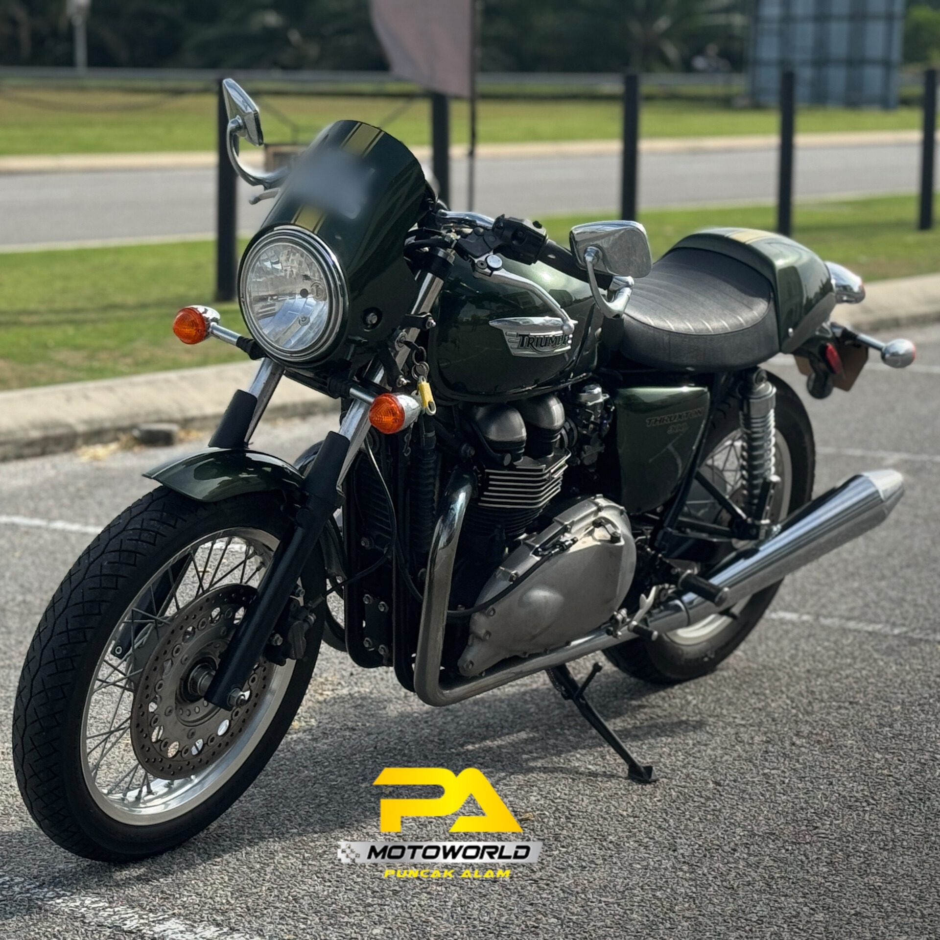 TRIUMPH THRUXTON 900